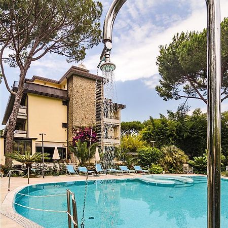 Hotel Nedy マリーナ・ディ・マッサ エクステリア 写真