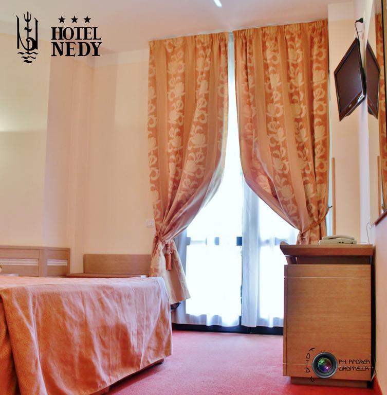 Hotel Nedy マリーナ・ディ・マッサ エクステリア 写真