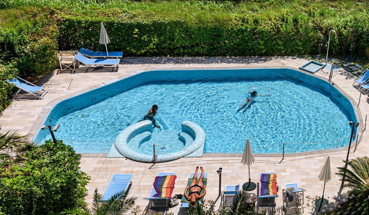 Hotel Nedy マリーナ・ディ・マッサ エクステリア 写真