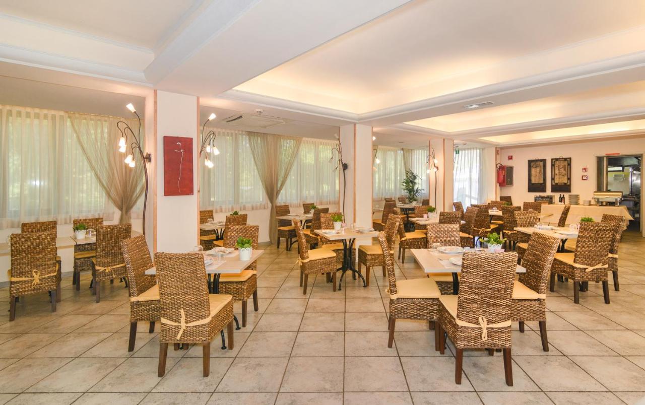 Hotel Nedy マリーナ・ディ・マッサ エクステリア 写真