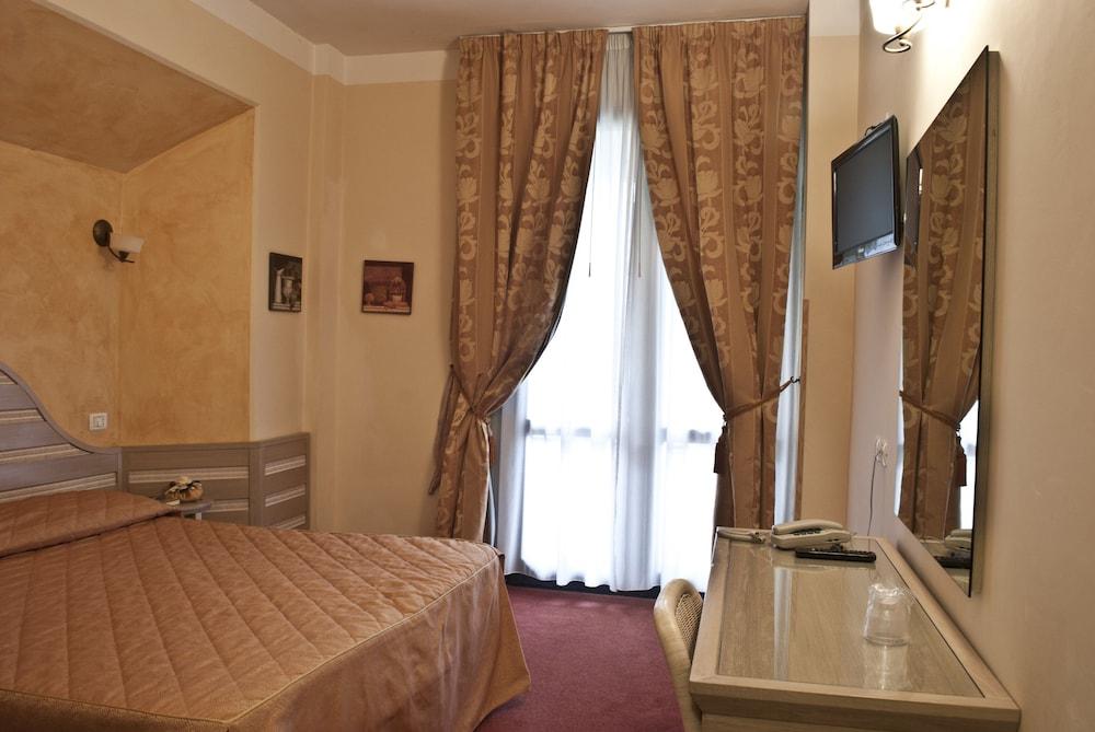 Hotel Nedy マリーナ・ディ・マッサ エクステリア 写真